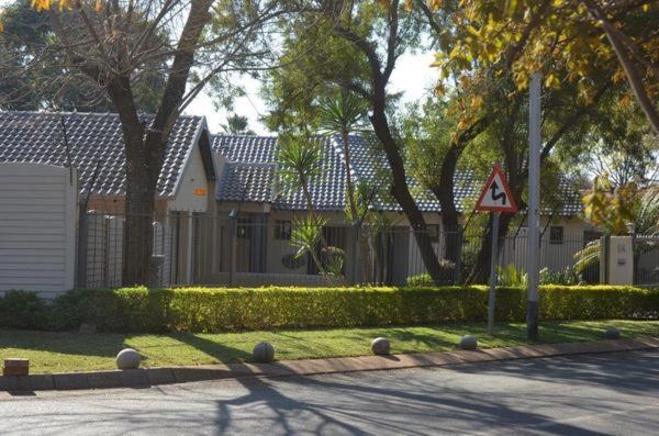 Pretoria-Noord64 On Malabor住宿加早餐旅馆 外观 照片